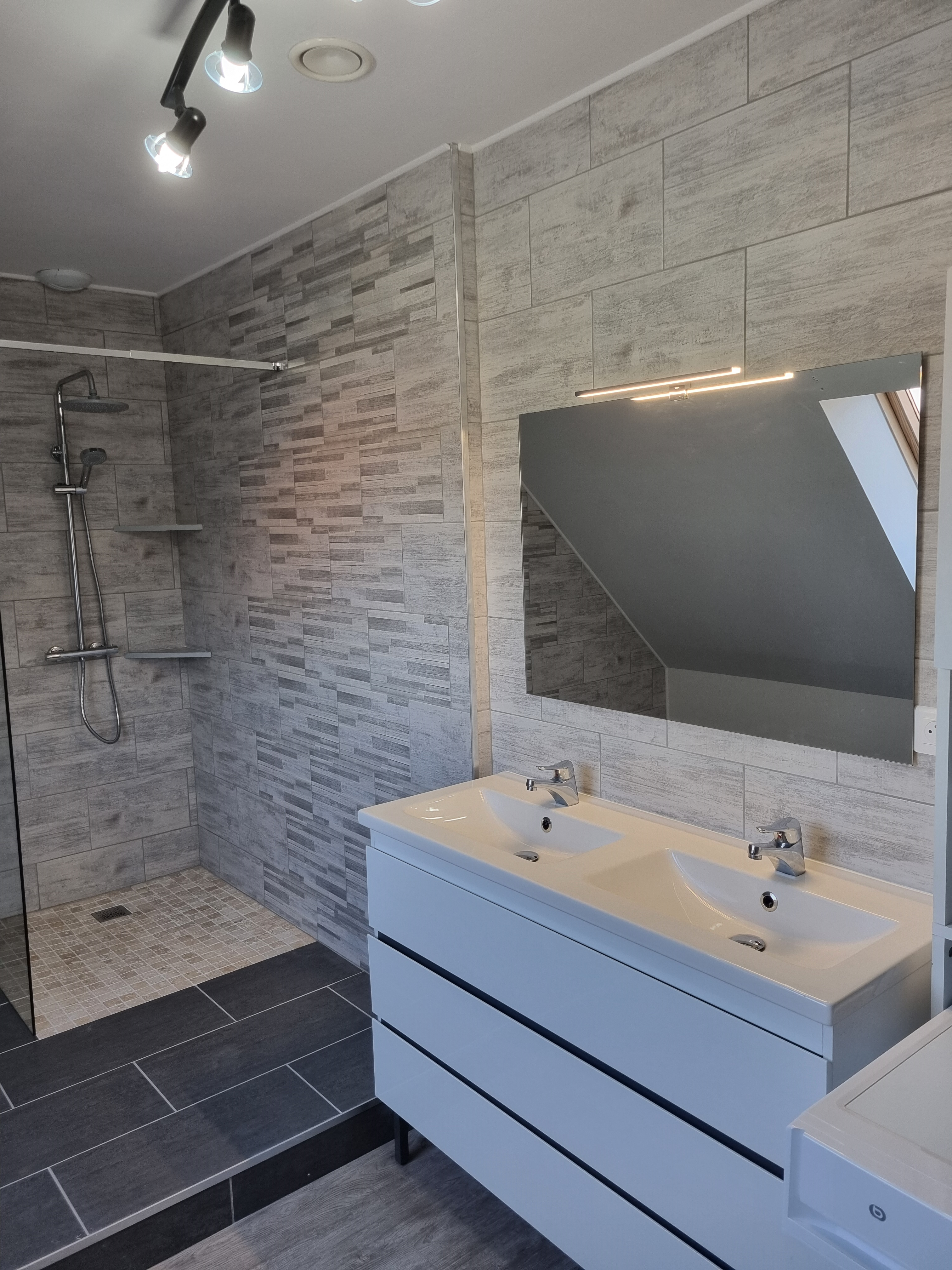 Grande salle de bain r&eacute;nov&eacute;e avec double vasque et douche